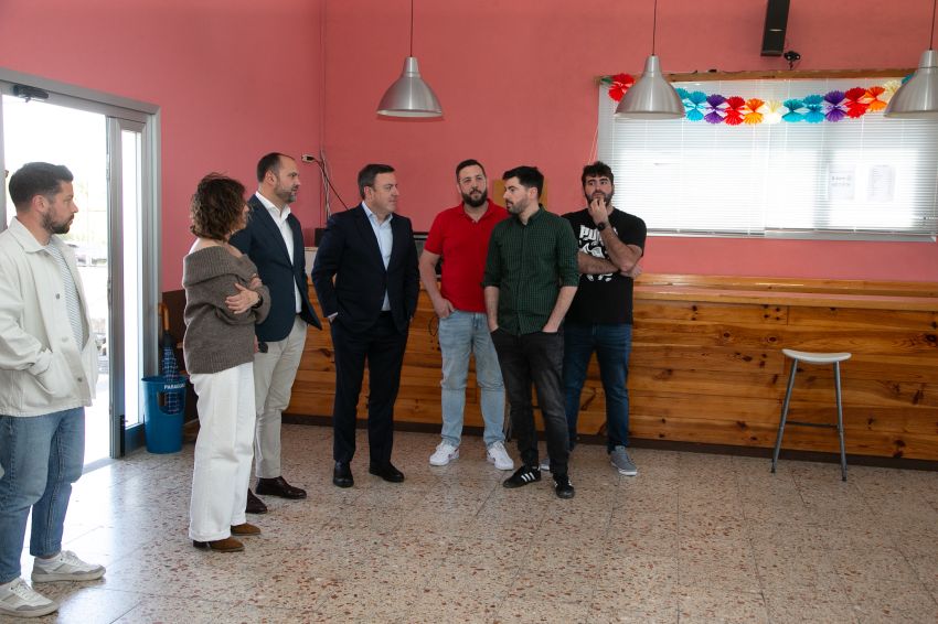 O presidente da Deputación e o alcalde de Pontedeume visitan as melloras realizadas na sede da Asociación Veciñal e Cultural “Mariano Ruiz” da parroquia de Andrade